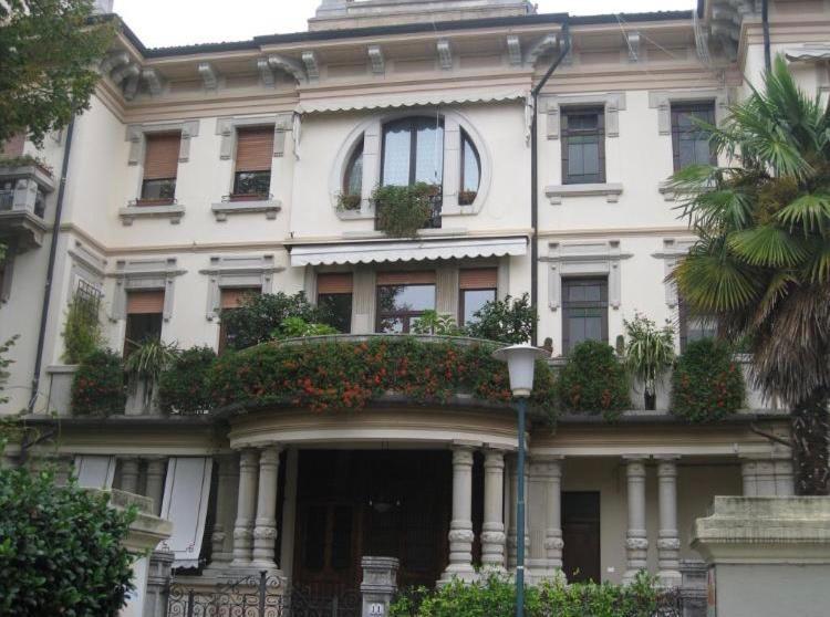 Stylish Penthouse Apartment In Venice Lido, 10 Minutes From Saint Marks Square Venedig-Lido Exteriör bild