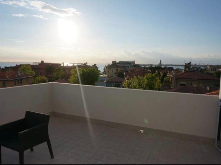 Stylish Penthouse Apartment In Venice Lido, 10 Minutes From Saint Marks Square Venedig-Lido Exteriör bild