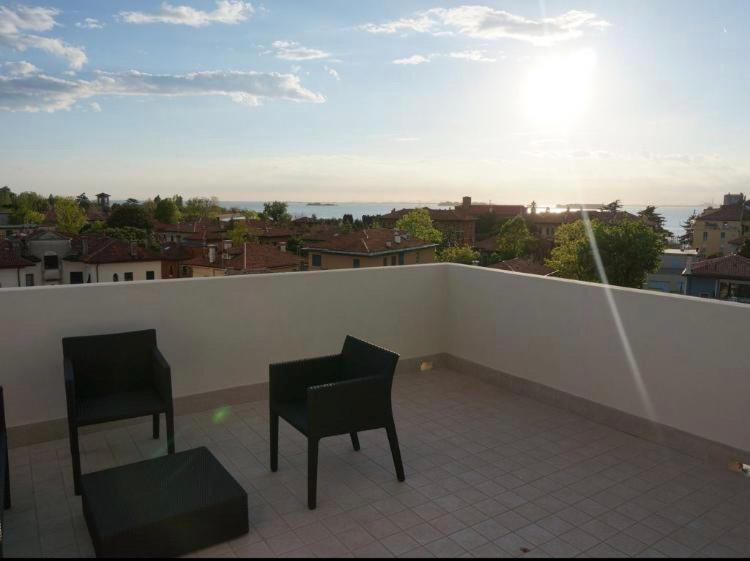 Stylish Penthouse Apartment In Venice Lido, 10 Minutes From Saint Marks Square Venedig-Lido Exteriör bild